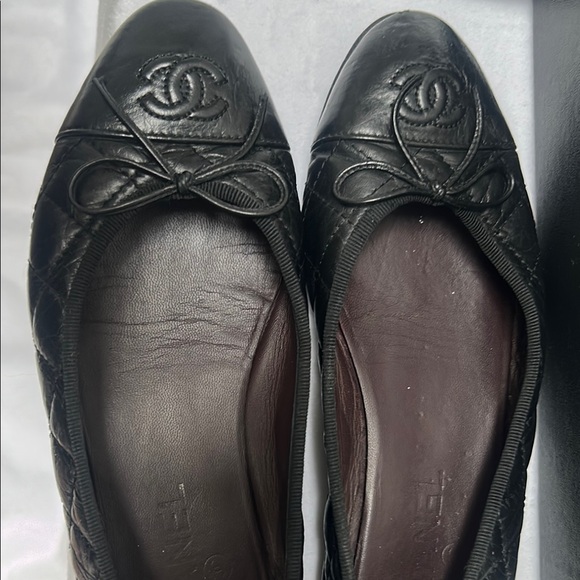 CHANEL Black Flats with Bow Accent - Picture 7 of 7